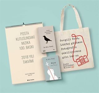 Posta Kutusundaki Mızıka 100. Baskı Seti (Takvim+Defter+Kitap+Bez Çanta)